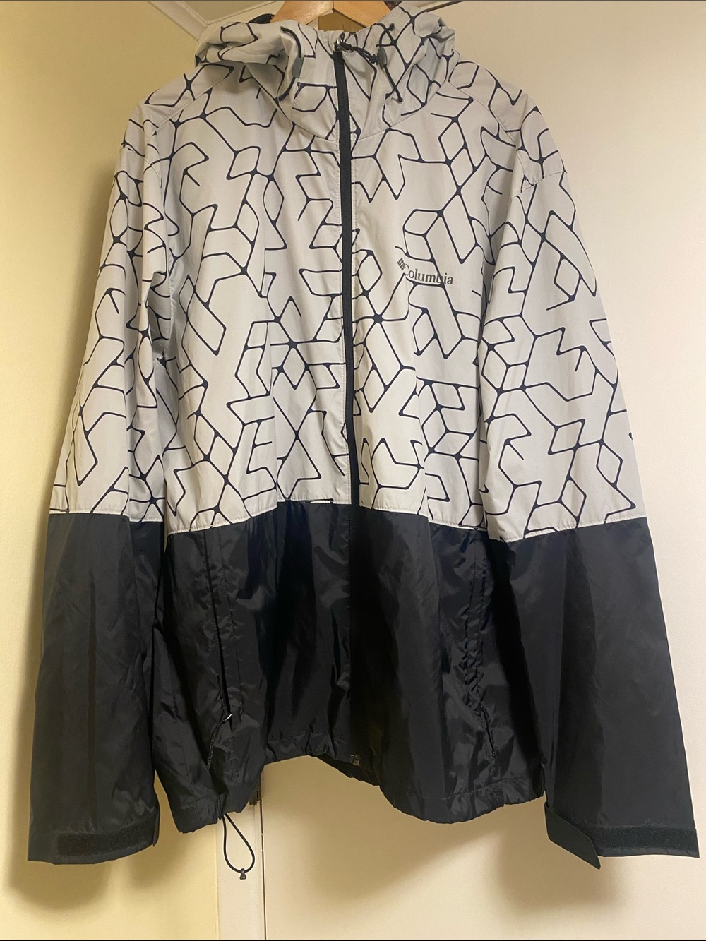 Columbia Gray & Black Lightweight Hooded Windbreaker Jacket. Men’s size L